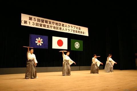 老人クラブ大会舞台での踊りの写真