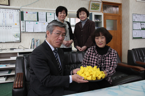 交通安全祈願で手編みの鈴を贈呈