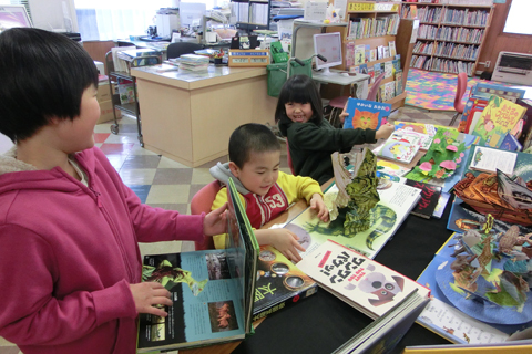 しかけ絵本展開催中