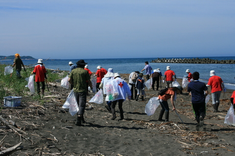 海鳥を守る海岸清掃実施