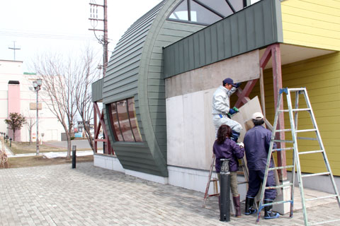 道の駅トイレ雪囲い撤去作業写真